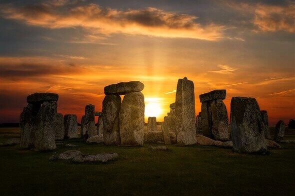 Slavnosti jarní rovnodennosti u monumentu Stonehenge jsou proslulé po celém světě
