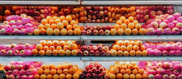 Regály v obchodě s ovocem