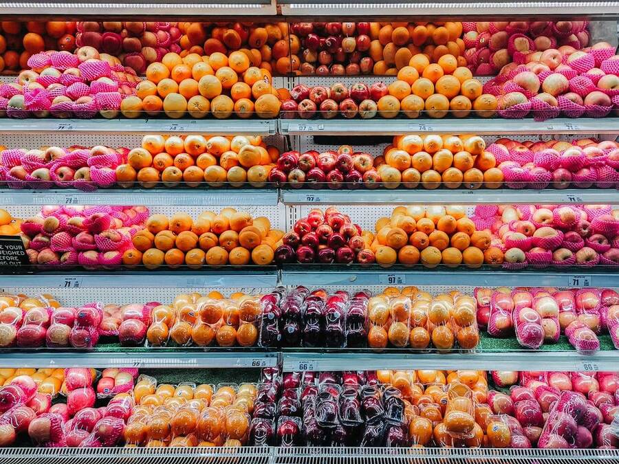 Regály v obchodě s ovocem