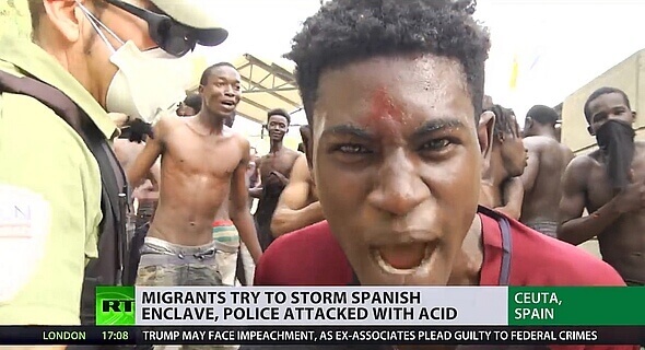 Migranti na španělské policisty útočili kyselinou.