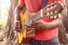 Jak naladit kytaru, ukulele a další nástroje