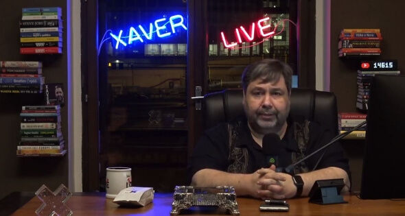 Pořad Xaver Live - studio a moderátor