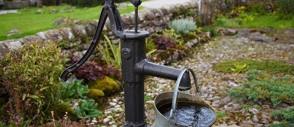 Mít vlastní zdroj vody v podobě studny se vždycky hodí - cena, povolení a jak ji čistit svépomocí