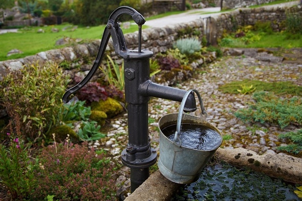 Mít vlastní zdroj vody v podobě studny se vždycky hodí - cena, povolení a jak ji čistit svépomocí