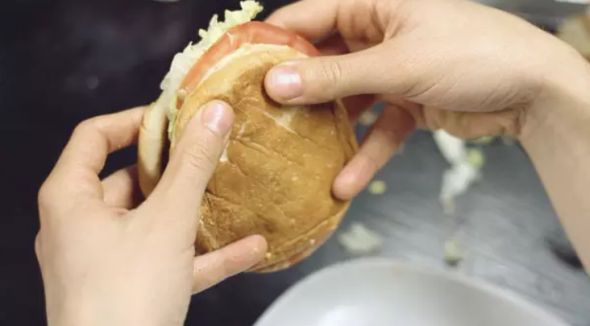 Jak držet hamburger