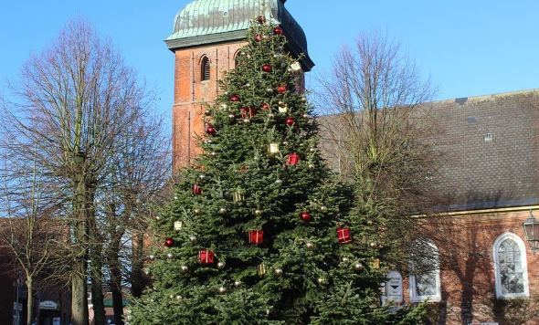Někde se vánoční stromy umisťují i před kostely