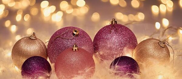Osvětlené vánoční ozdoby (zlatá, vínová, růžová)