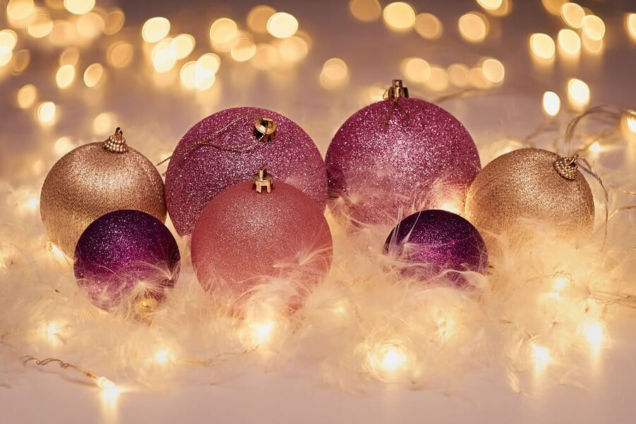 Osvětlené vánoční ozdoby (zlatá, vínová, růžová)