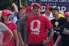 Příznivec Donalda Trumpa s tričkem QAnon
