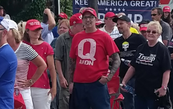Příznivec Donalda Trumpa s tričkem QAnon
