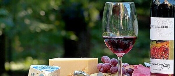 Víno k létu neodmyslitelně patří, klidně i bez vývrtky