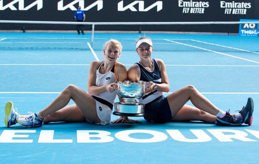Tenis, Australian Open v Melbourne, Barbora Krejčíková a Kateřina Siniaková s trofejí pro vítězky čtyřhry