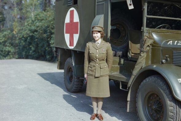 Královna Alžběta za mlada v uniformě