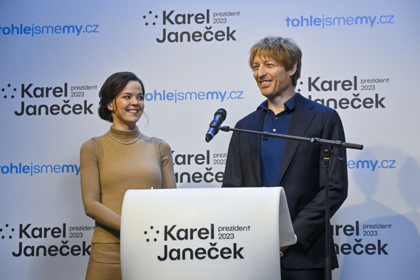 Karel Janeček oznámil kandidaturu na prezidenta republiky po boku své manželky v lednu 2022