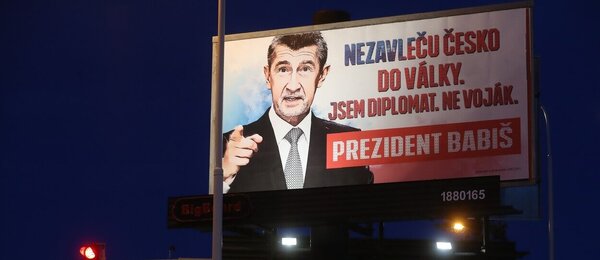 Prezidentské pravomoci a Babišovy billboardy: Kdo vyhlašuje válku? 