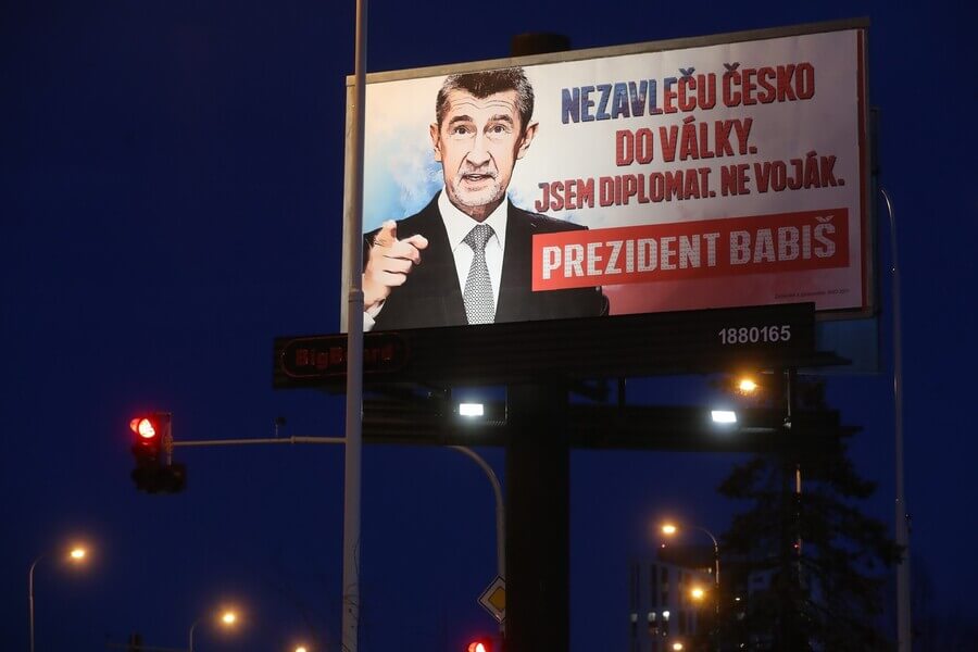 Prezidentské pravomoci a Babišovy billboardy: Kdo vyhlašuje válku?