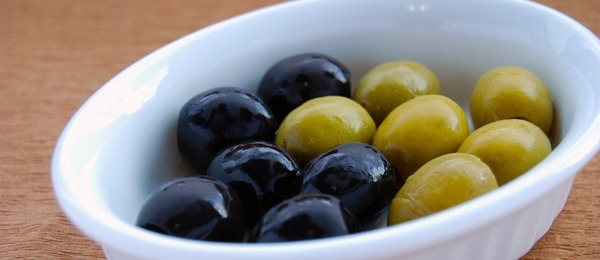 Černé olivy jsou uměle nabarvené olivy zelené