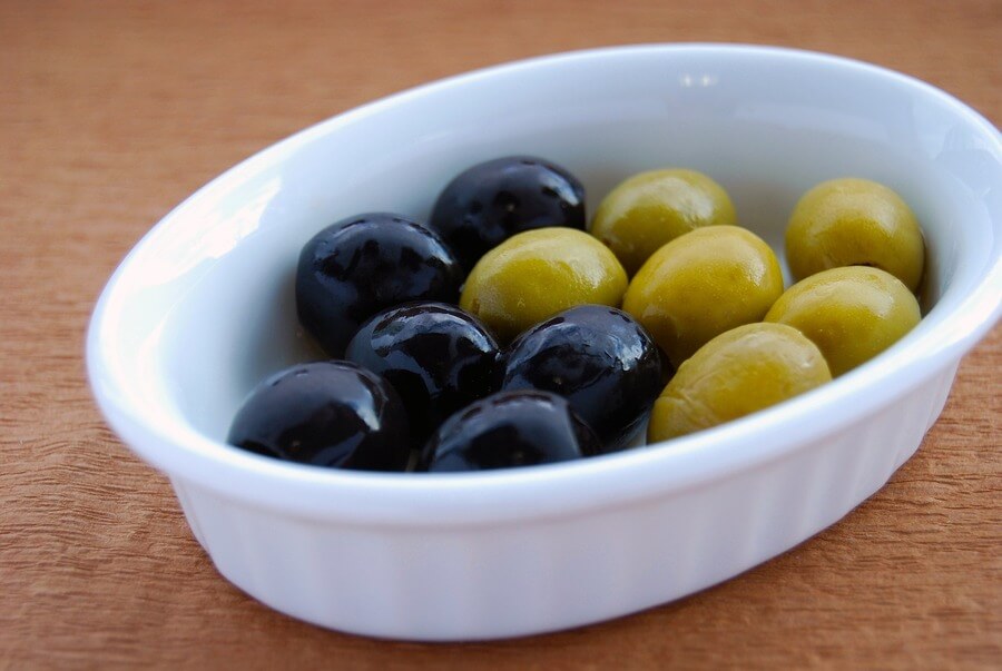 Černé olivy jsou uměle nabarvené olivy zelené