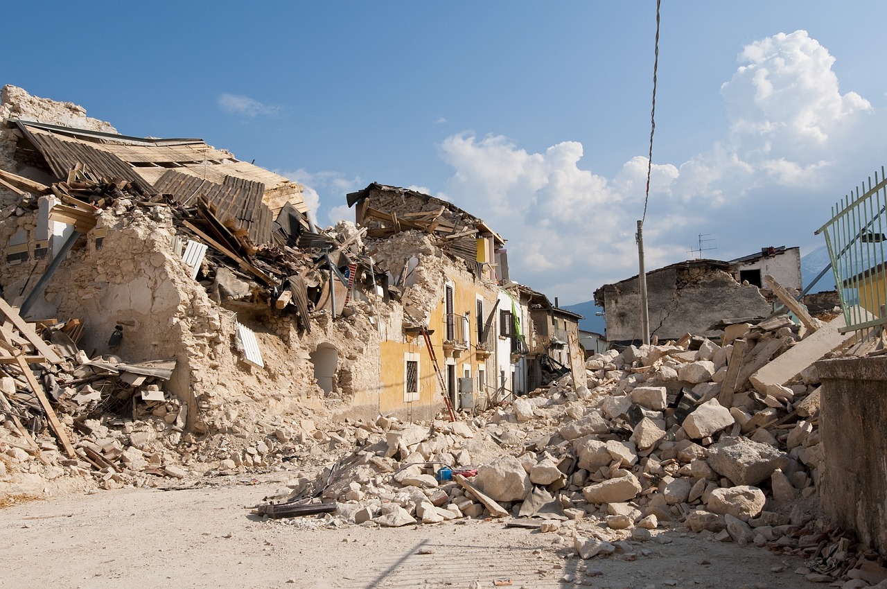 Co je to zemětřesení: Jak vzniká a co při něm dělat