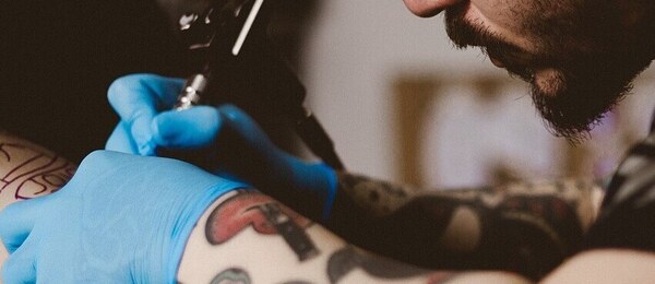 Vše, co chcete vědět o moderním tetování pro ženy, muže i páry