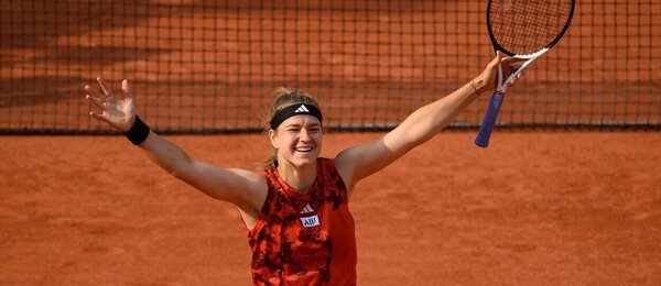 Karolína Muchová se raduje z postupu do finále French Open - Roland Garros v Paříži