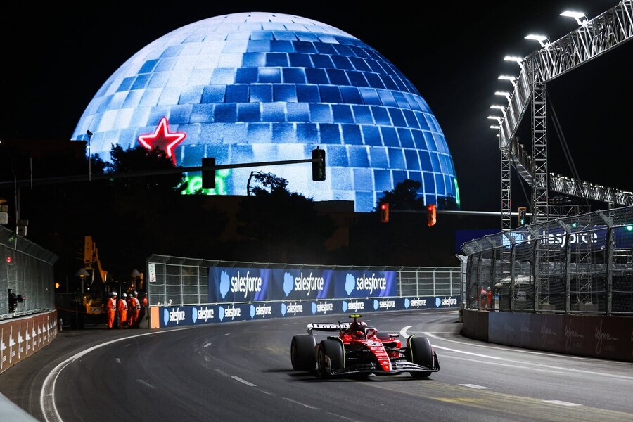Arena MSG Sphere na pozadí závodů F1 v Las Vegas