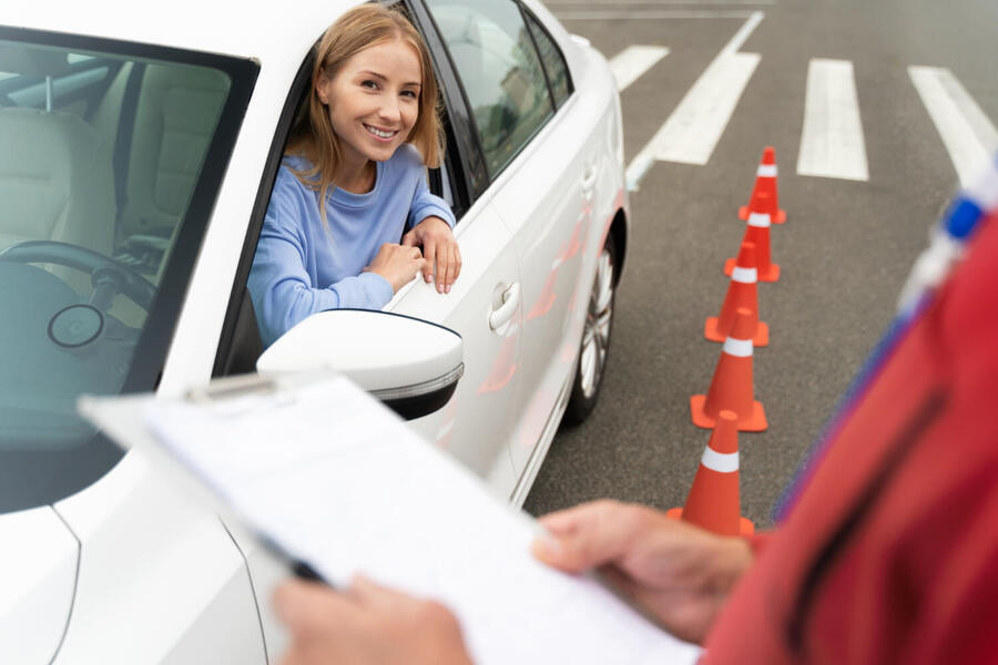 Řidičák na zkoušku a řízení auta od 17 let: Jaká jsou pravidla?
