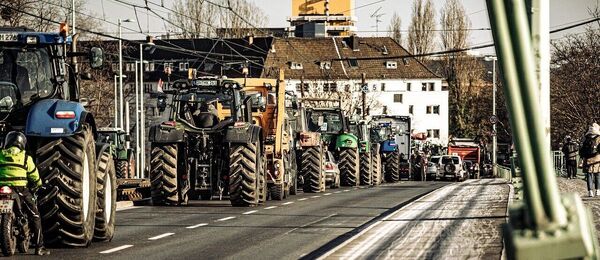Kolona traktorů na silnici