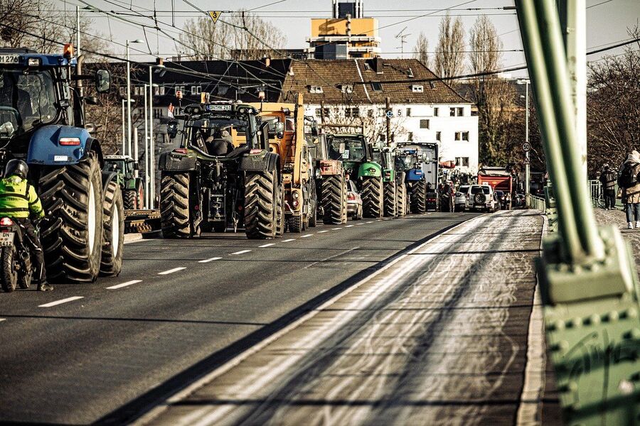 Kolona traktorů na silnici