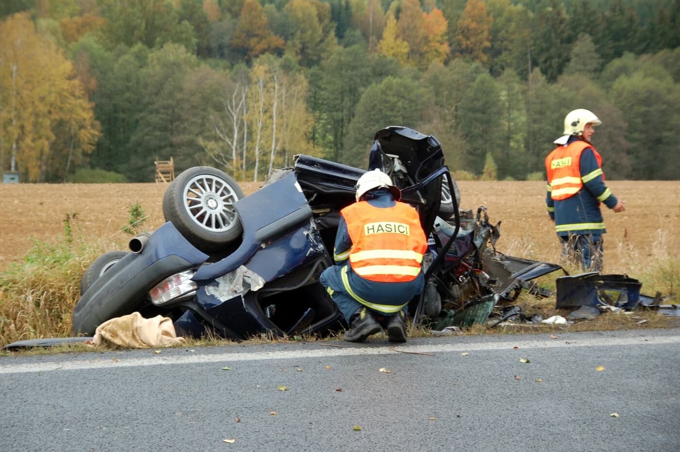 Tragická dopravní nehoda: převrácený osobní automobil